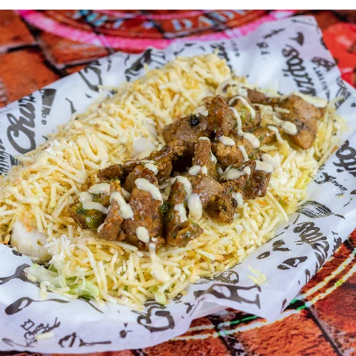 Chuzo de res sobre papitas y queso