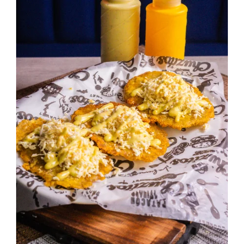 Patacones con queso y salsas