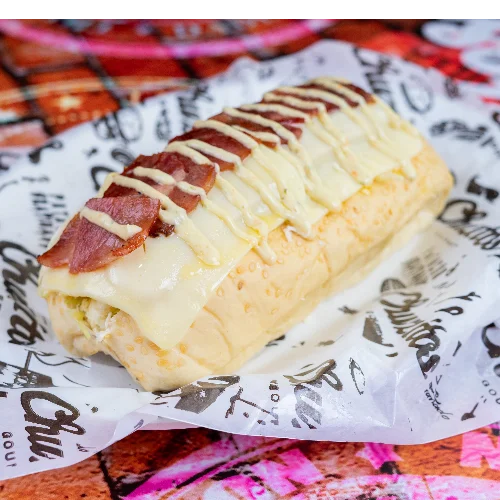 Perro caliente italo suizo con tocineta y queso