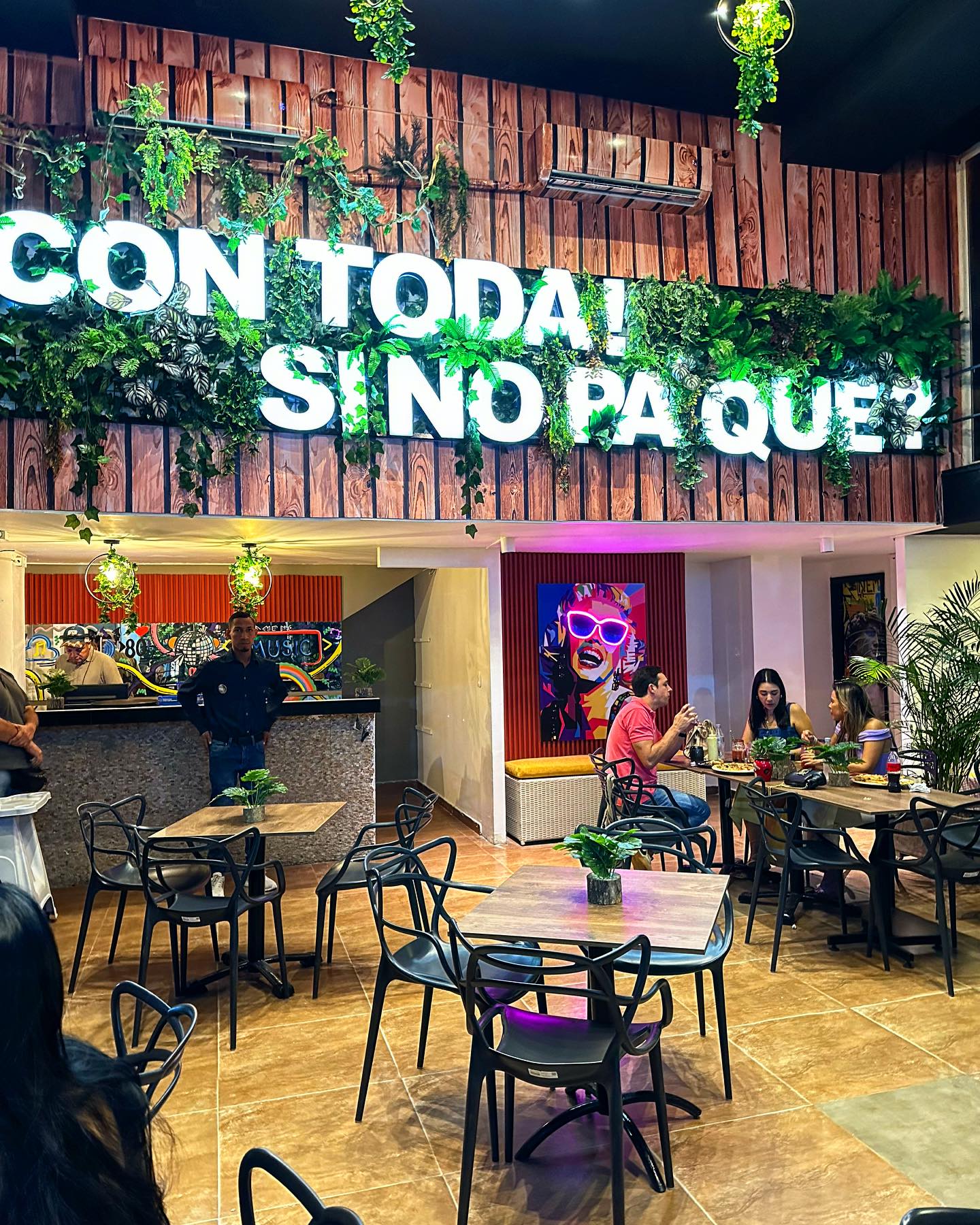 Interior de una sede Chuzitos Gourmet con el letrero Con toda, si no pa qué